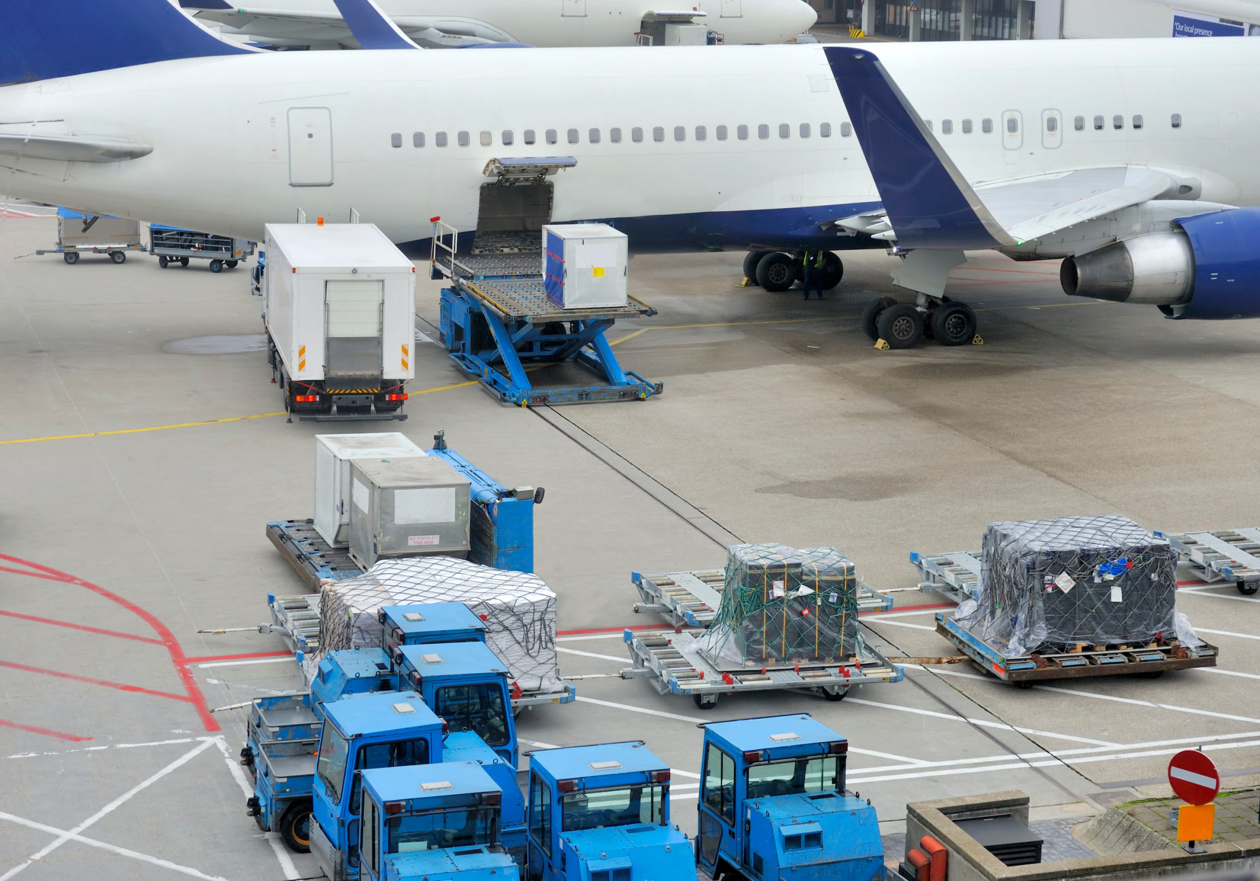 Loading an aeroplane with airfreight at an airport